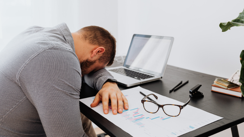Descubra com Antônio Fernando Ribeiro Pereira como reconhecer os sinais do burnout e proteger seu desempenho no trabalho.
