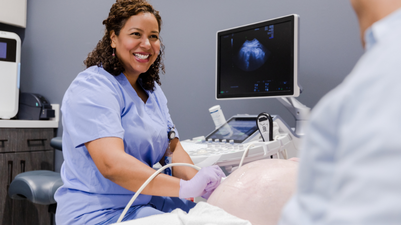 Quais são os principais tipos de ultrassonografia utilizados para gestantes e suas diferenças? Descubra com a Dra. Thaline Neves Coutinho quais são os principais tipos de ultrassonografia na gestação e como cada um contribui para o acompanhamento do bebê.