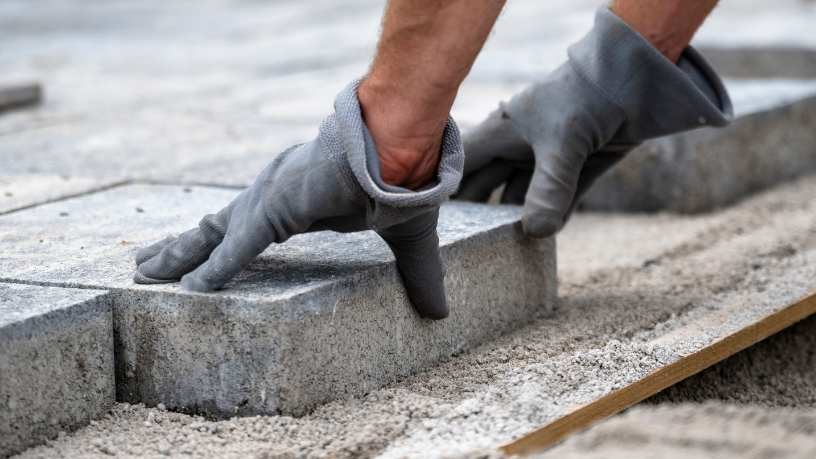 Entenda com Valderci Malagosini Machado por que o paver em estacionamentos depende de reforço de base adequado e drenagem eficiente para evitar patologias.