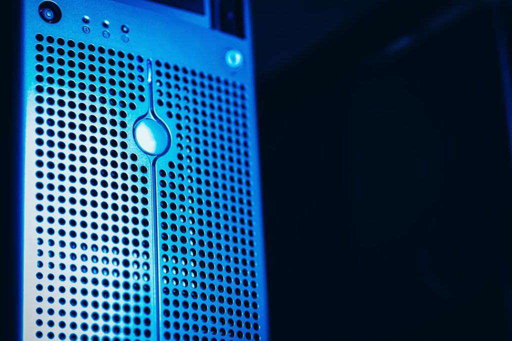 Lei do Redata cria incentivos para datacenters e estabelece contrapartidas de inovação no Brasil Rack de servidores iluminado em azul em uma sala moderna de datacenter.