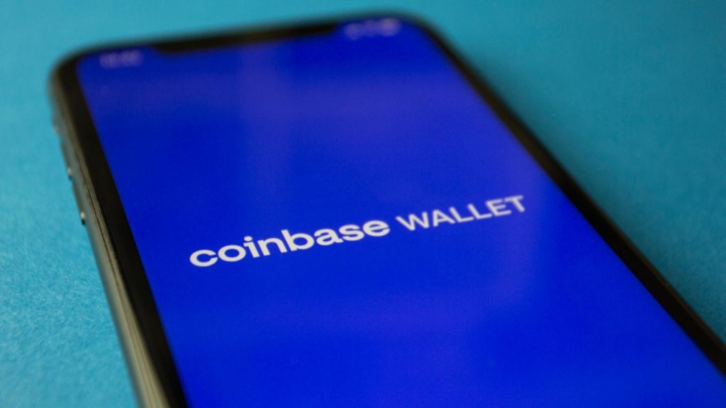 Tela de smartphone exibe a interface de uma carteira digital de criptomoedas para transações.