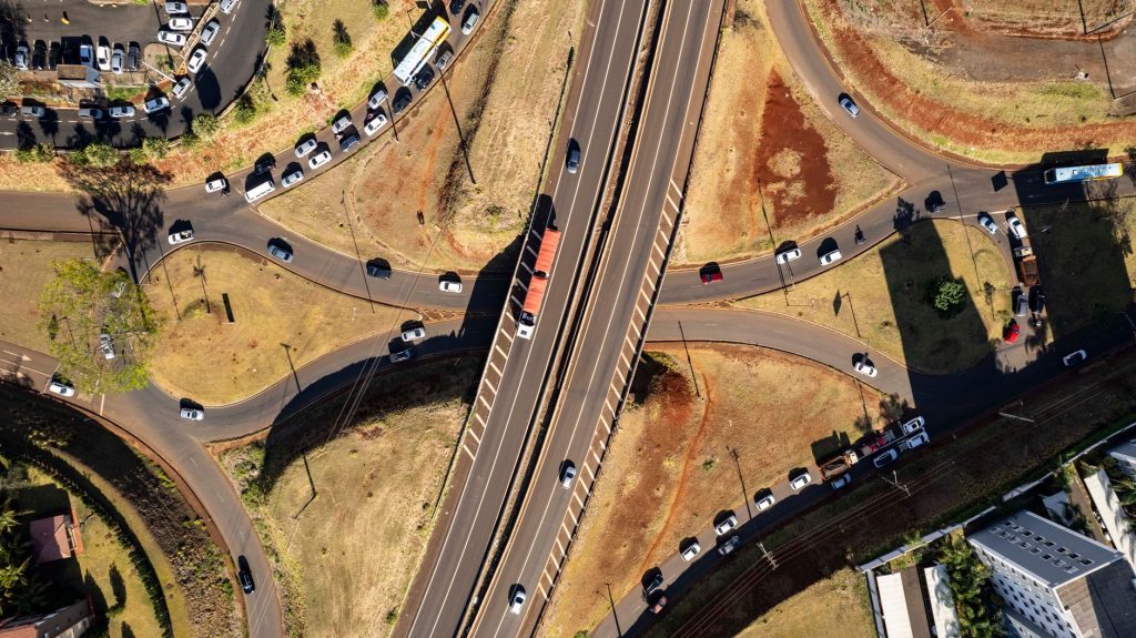 ANTT apresenta projetos de inovação para modernizar concessões rodoviárias federais Vista aérea de um movimentado entroncamento rodoviário em Londrina (PR), com fluxo de veículos e vias interligadas.